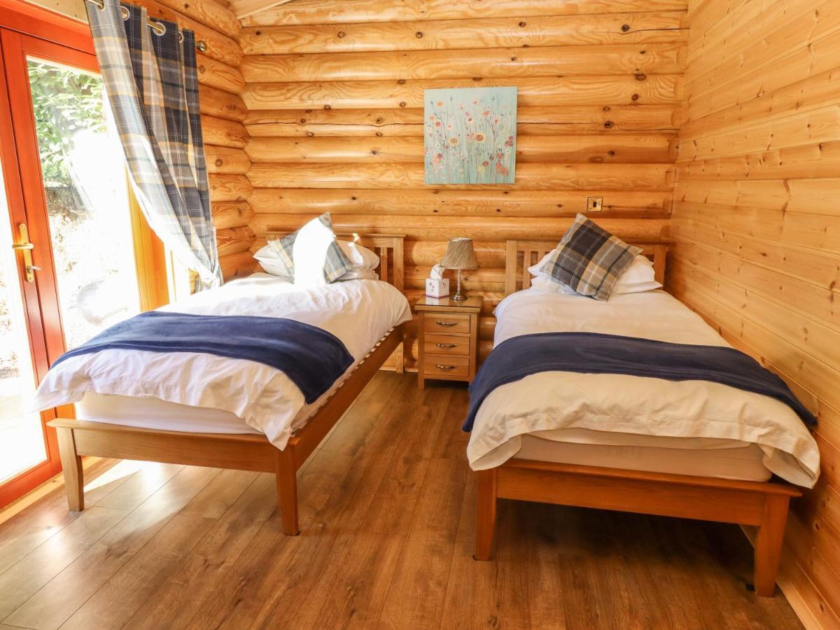 Holly Lodge Окем Екстериор снимка