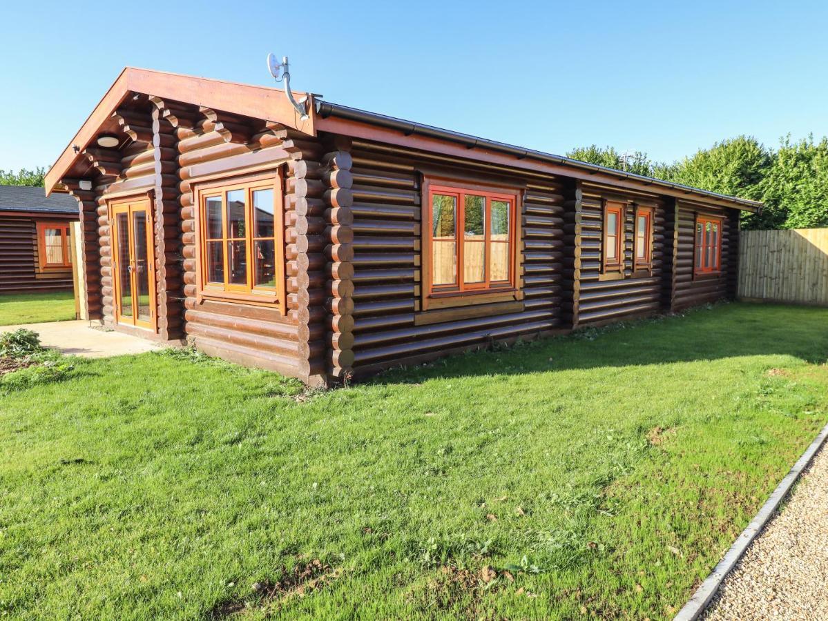 Holly Lodge Окем Екстериор снимка