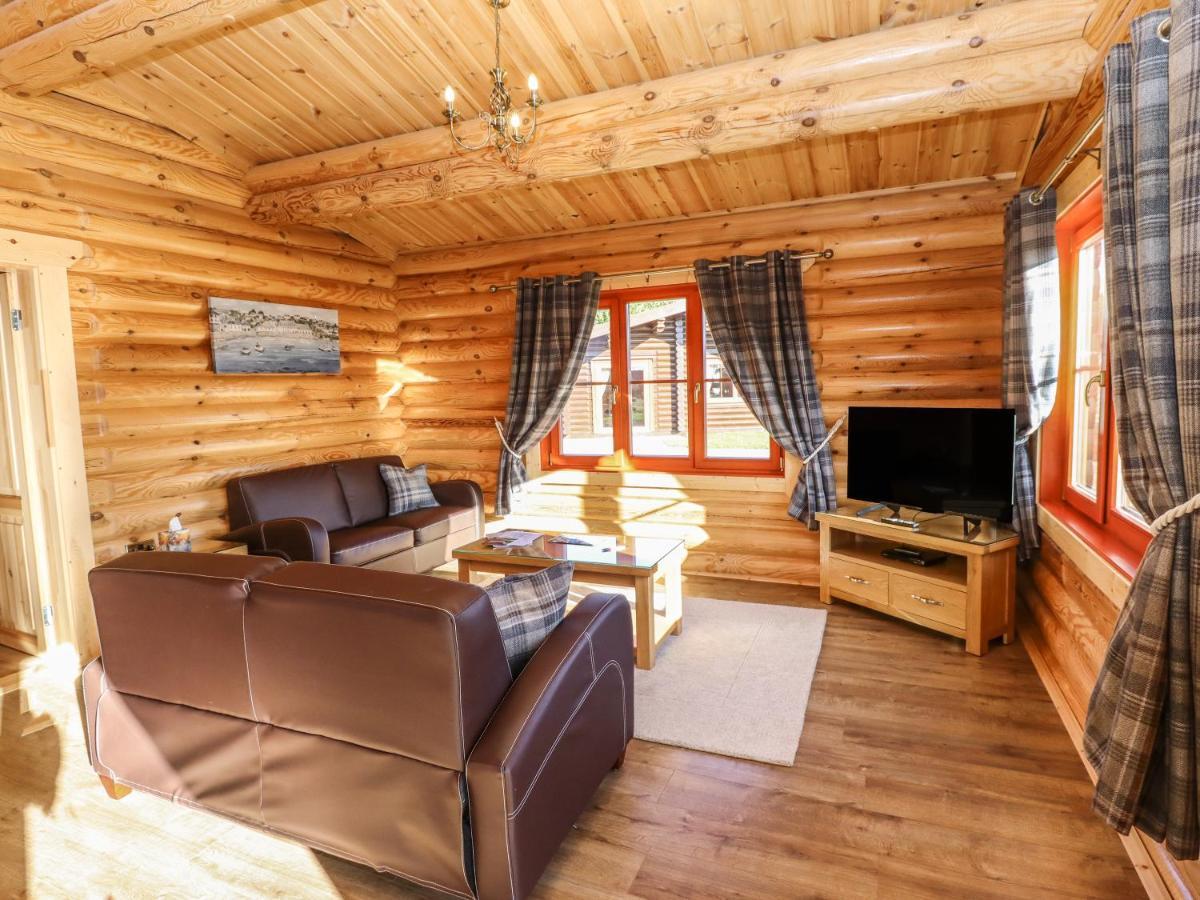 Holly Lodge Окем Екстериор снимка