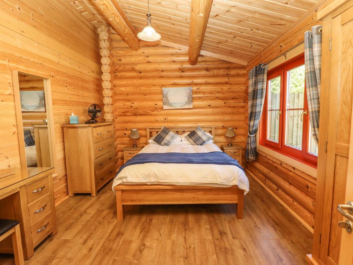Holly Lodge Окем Екстериор снимка