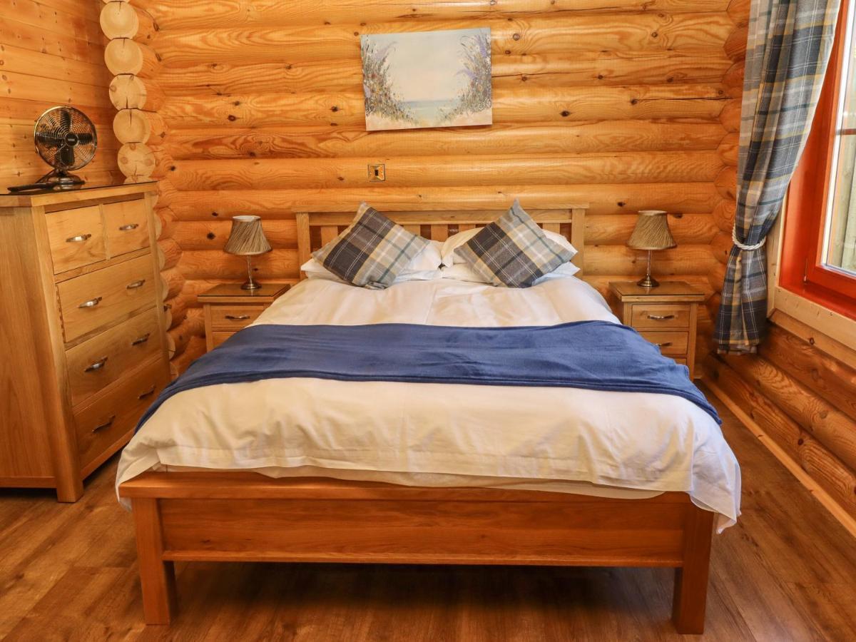 Holly Lodge Окем Екстериор снимка