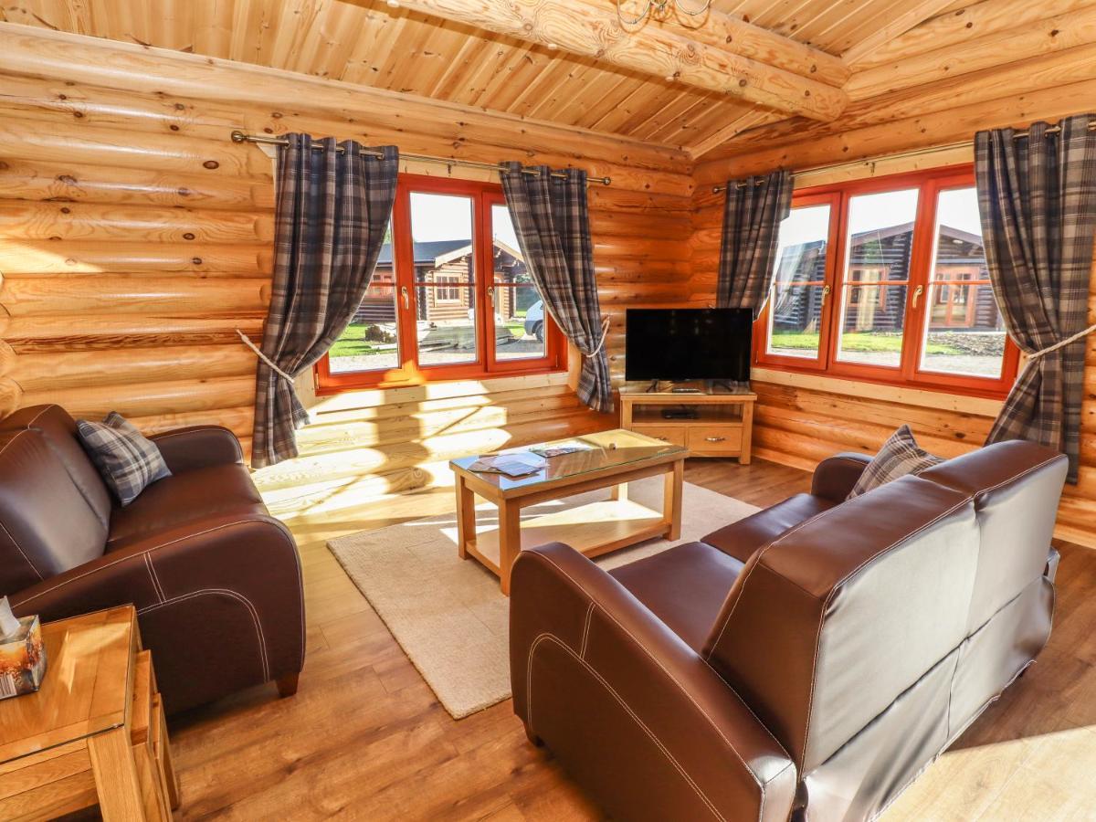 Holly Lodge Окем Екстериор снимка