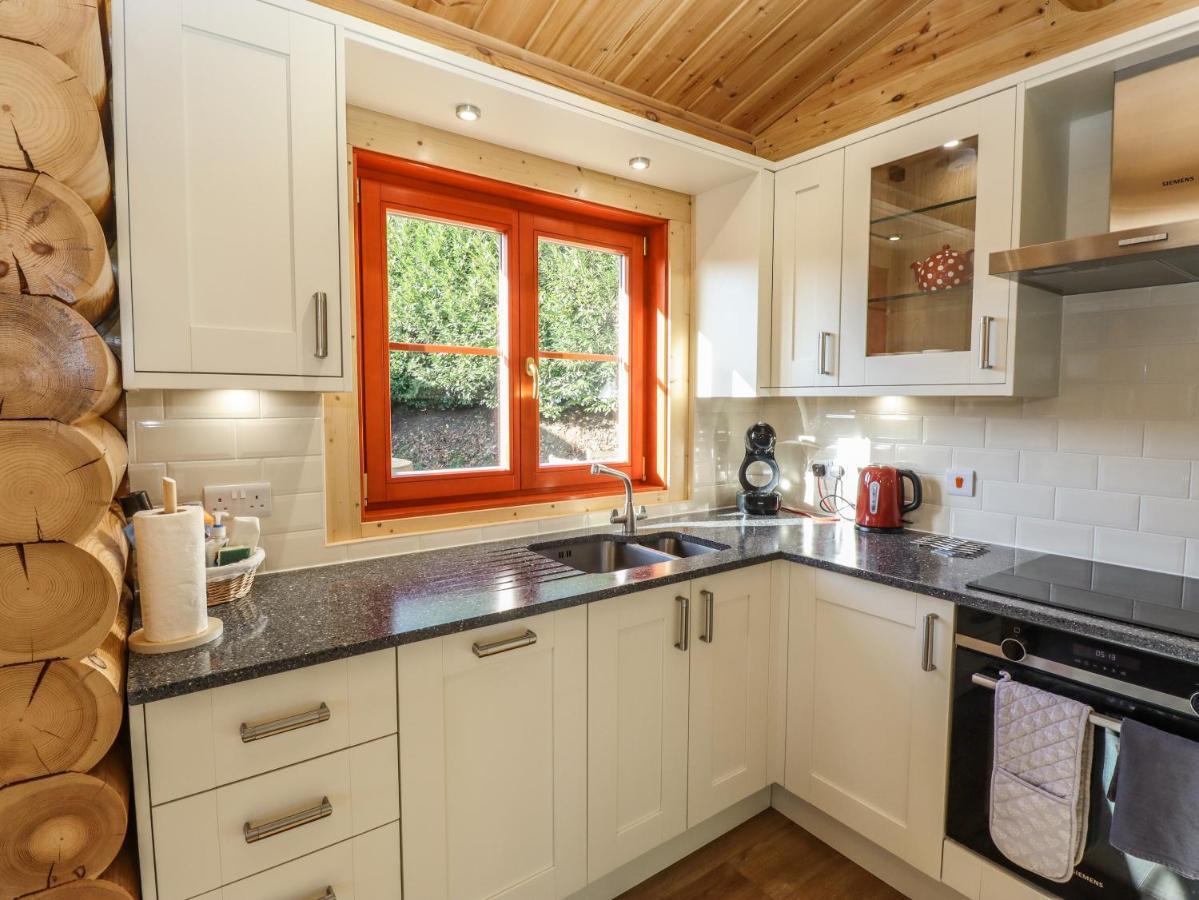 Holly Lodge Окем Екстериор снимка