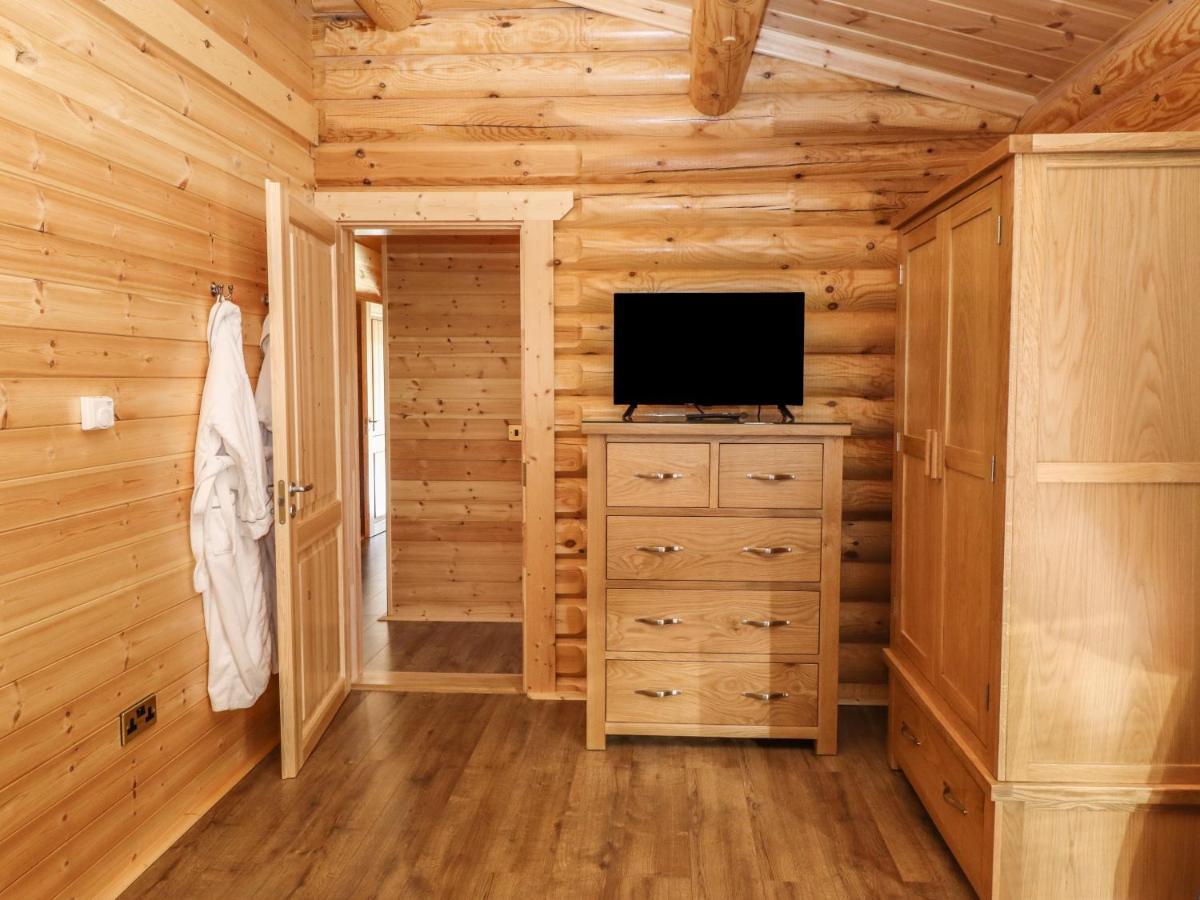 Holly Lodge Окем Екстериор снимка