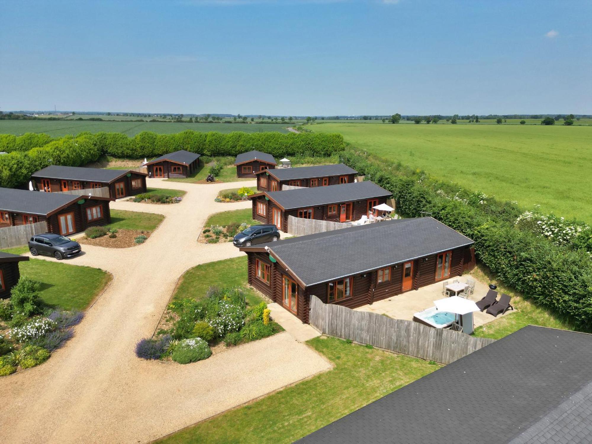 Holly Lodge Окем Екстериор снимка